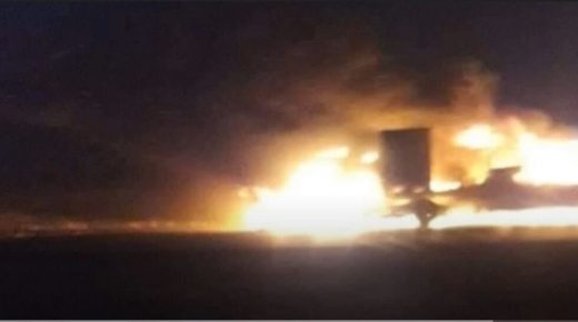 مسلحون يحرقون ناقلات تحمل حاويات لقاعدة أمريكية جنوبي العراق