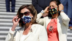 بيلوسي: كوفيد- 19 هو “فيروس ترامب”