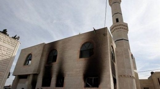 مستوطنون يضرمون النار بمسجد قرب رام الله