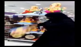 بالفيديو .. سيده تحطم الاصنام في دولة خليجية