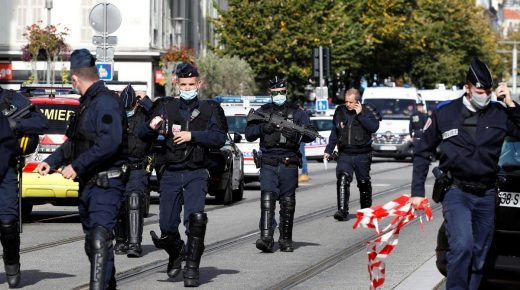 “بعد حادثة نيس ” الشرطة الفرنسية تقتل بالرصاص شخصا في أفينيون بعدما هدد المارة بالسلاح