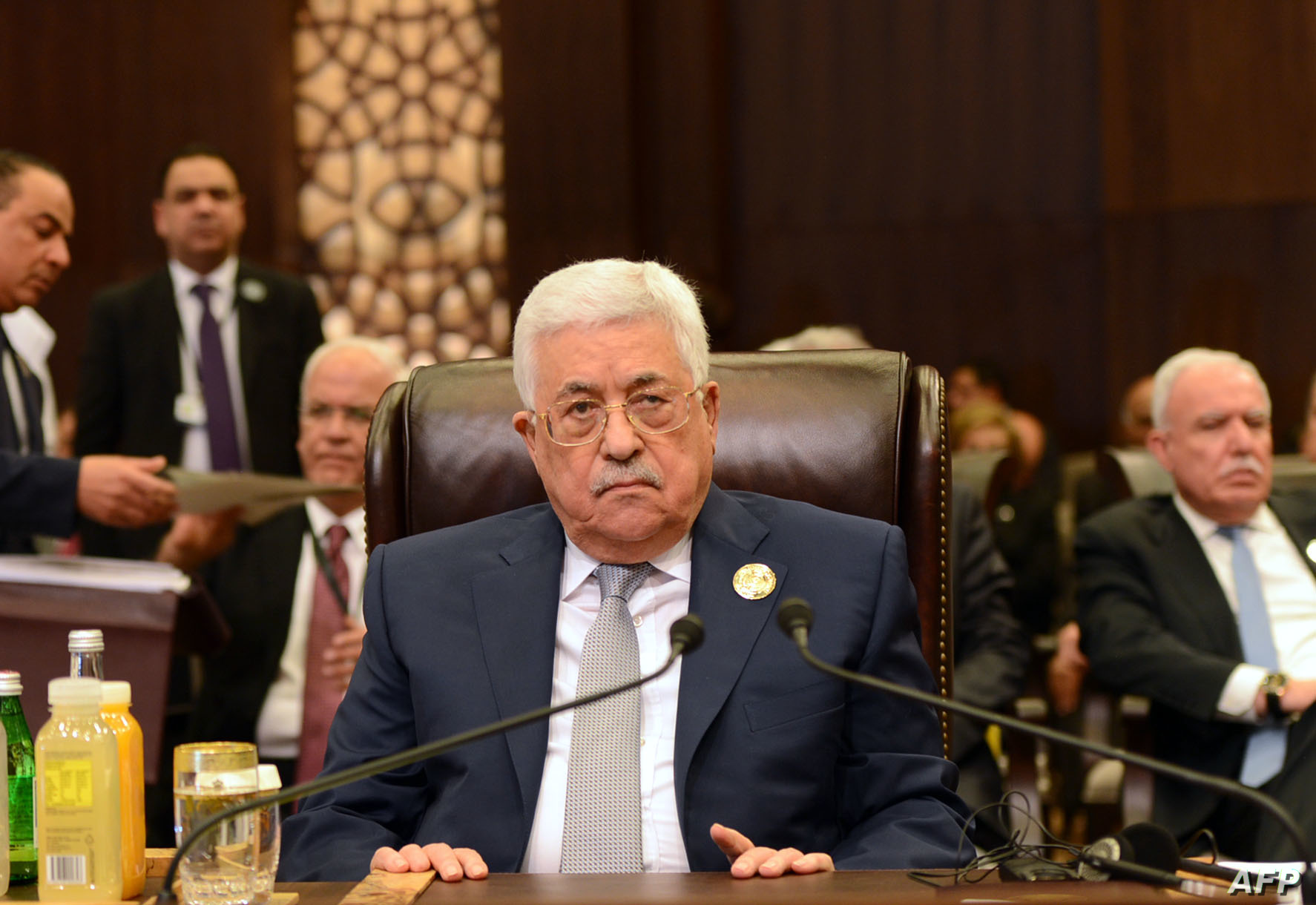 A handout picture provided by the Palestinian Authority's press office (PPO) on on March 29, 2017 shows Palestinian leader Mahmud Abbas attending talks of the Arab League summit in the Jordanian Dead Sea resort of Sweimeh. Arab leaders are set to meet in Jordan for their annual summit with no expected breakthrough on resolving conflicts or "terrorism" in the region. / AFP PHOTO / PPO / THAER GHANAIM / === RESTRICTED TO EDITORIAL USE - MANDATORY CREDIT "AFP PHOTO / HO / PPO " - NO MARKETING NO ADVERTISING CAMPAIGNS - DISTRIBUTED AS A SERVICE TO CLIENTS ===