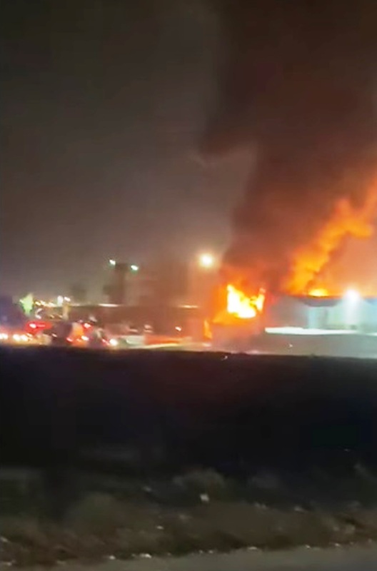 بالفيديو .. اخماد حريق بمصنع للبلاستك في الموقر