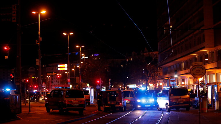 بالفيديو .. مقتل 7 أشخاص بهجوم مسلح وسط فيينا وأحد المهاجمين يفجر نفسه