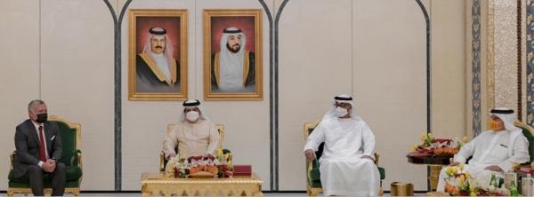 الملك والعاهل البحريني وولي عهد أبوظبي يعقدون قمة ثلاثية في أبوظبي