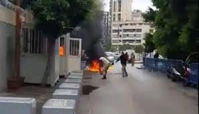 لاجئ سوري يحرق نفسه أمام مفوضية اللاجئين في بيروت