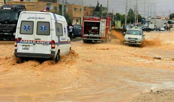 الدفاع المدني يتعامل مع حالات مداهمة مياه لأشخاص في معان