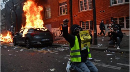 باريس : اشتباكات بين الشرطة والمتظاهرين ضد قانون الأمن الشامل