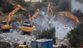 قوات الاحتلال تقتحم مخيم عقبة جبر وتهدم بيوتا بشلال العوجا شمال اريحا