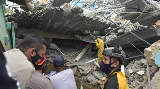 قتلى وجرحى بالمئات ” زلزال بقوة 6.2 درجات يضرب إندونيسيا “