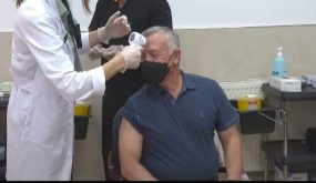 شاهد بالفيديو تلقي جلالة الملك والأمير الحسن وولي العهد لقاح كورونا