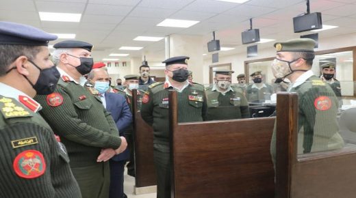 اللواء الحنيطي يفتتح مكتب براءة ذمة للمتقاعدين العسكريين ..صور