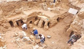 لحماية الآثار الرومانية المكتشفة ” أمانة عمات تُوقف العمل في توسعة العبارة الصندوقية بوسط البلد “