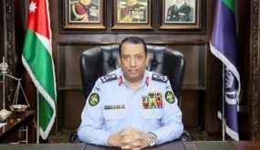 مدير الامن العام يُكرم رجل امن ساعد امرأة مسنة تقطعت بها السبل في مدينة العقبة