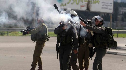 الاحتلال يطلق الغاز السام على الفلسطينيين بجنين ويعتقل 10 بالضفة والقدس