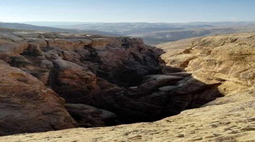 بالصور .. انقاذ شخص سقط في وادي الذنيب جنوب الكرك