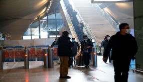 أشخاص يضعون كمامات في محطة سكك حديد ووهان في ووهان يوم الثالث من فبراير شباط 2021. تصوير: آلي سونج - رويترز