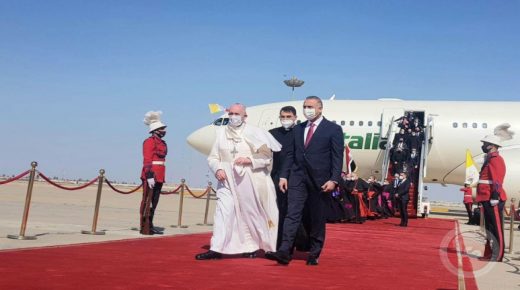 بالفيديو .. وصول البابا فرنسيس إلى بغداد في زيارة تاريخية