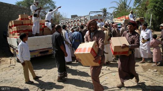 Yemenis carry boxes of food aid provided by the UAE Red Crescent for displaced people, on November 26, 2015, in the city of Marib. AFP PHOTO / ABDULLAH AL-QADRY / AFP / ABDULLAH AL-QADRY (Photo credit should read ABDULLAH AL-QADRY/AFP/Getty Images)