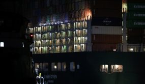 “رويترز”: السفينة العالقة في قناة السويس تعود إلى وضعها السابق بسبب الرياح