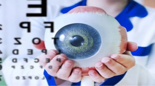 طبيب عيون يفرض على مرضاه عمل الفحوصات لدى مختبرات بعينها