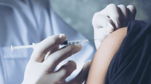 الصحة تباشر تطعيم الكوادر الطبية بالقطاعين العام والخاص ضد كورونا