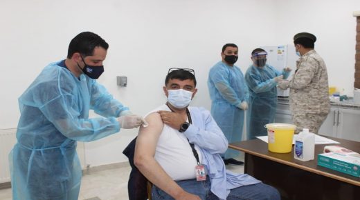 الملكية الأردنية تبدأ اعطاء لقاح كورونا لموظفيها ضمن حملة تطعيم العاملين في المطارات الأردنية