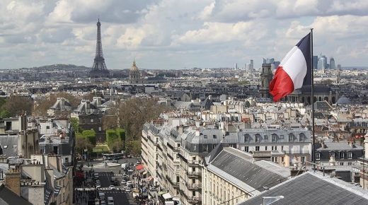 ماكرون: فرنسا ستبقي على استراتيجيتها لمواجهة كورونا