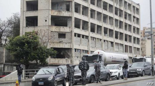 Policemen control cars at a checkpoint on the Fuad Shahab bridge known as the 'Ring' in the capital Beirut, as Lebanon enters its first day of strict lockdown imposed by the authorities in a bid to stem the spread of the coronavisus, on January 14, 2021 - The 11-day total lockdown, ordered after some hospitals started to run out of intensive care beds, includes a 24-hour curfew until January 25.
Under the new measures, non-essential workers are barred from leaving their homes, and supermarkets are supposed to operate delivery services only. (Photo by JOSEPH EID / AFP)