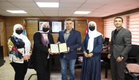 مدارس الجامعة الأولى تكرم مركز السلم المجتمعي لتقديمه محاضرات توعوية للطلبة