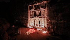 إقليم البتراء يضيء معلم الخزنة إحتفاءً بعيد الاستقلال