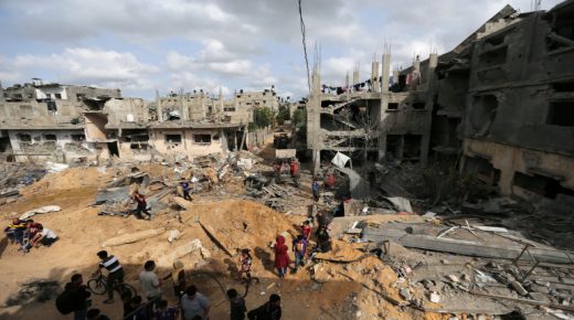 Palestinians gather after returning to their houses which were destroyed by Israeli strikes in the recent cross-border violence between Palestinian militants and Israel, following Israel-Hamas truce, in Gaza May 21, 2021. REUTERS/Ibraheem Abu Mustafa