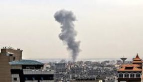 غزة: استشهاد سيدة وإصابة آخرين بقصف الاحتلال لخانيونس