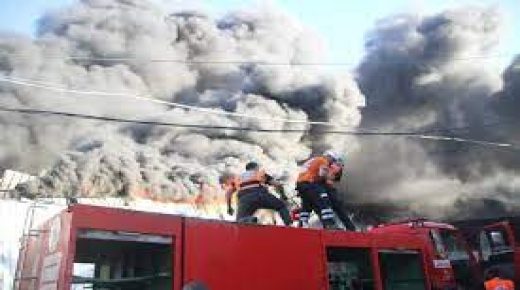 غزة: الدفاع المدني يتعرض لنيران الاحتلال اثناء محاولته إطفاء حريق مصنع شرق غزة