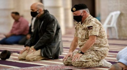 الملك يؤدي الصلاة في مسجد جعفر بن أبي طالب