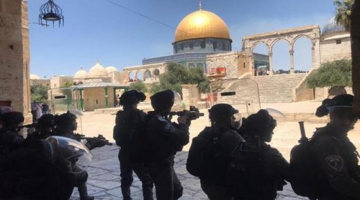 الاحتلال يقتحم المسجد الأقصى ويطلق الرصاص صوب المصلين