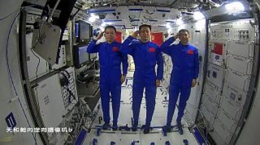 الرئيس الصيني يشيد بمهمة ثلاثة روّاد فضاء في المحطة الصينية