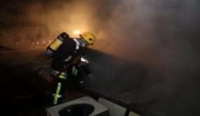 الدفاع المدني يُخمد حريقا وسط البلد ..صور