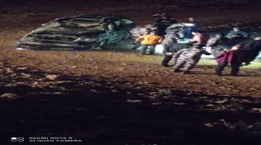 ٥ إصابات بحادث تدهور مركبه على طريق النقب وادي موسى. .صور وفيديو