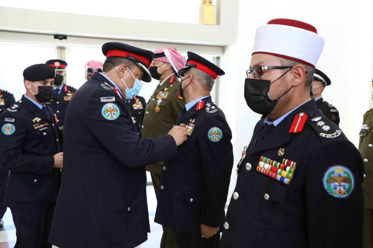مندوبا عن الملك، مدير الأمن العام يقلد ميدالية مئوية الدولة الاولى لكوكبة من ضباط وضباط صف المديرية.