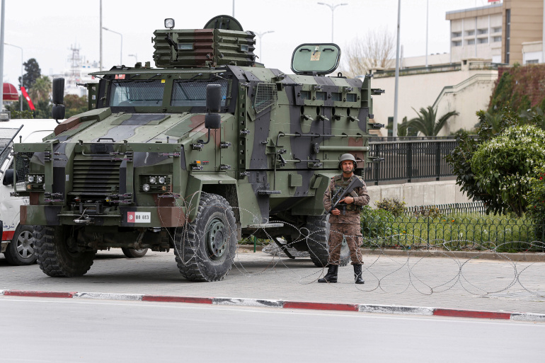 بالفيديو … الجيش التونسي يمنع رئيس البرلمان من دخول مقر المجلس