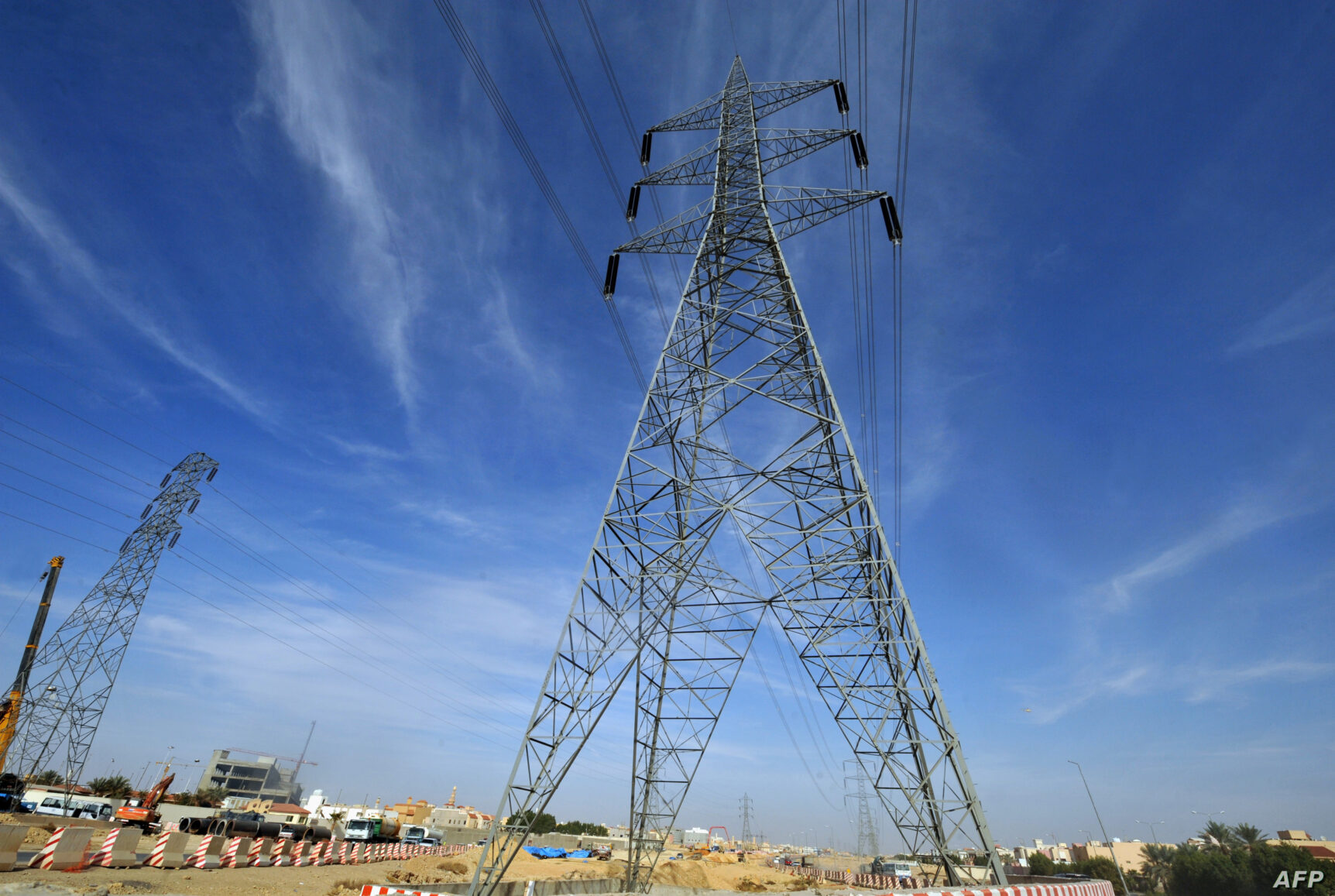 TO GO WITH AFP STORY BY ABDULHADI HABTOUR
A picture taken on December 4, 2012, shows electricity pylons erected in the capital Riyadh. Saudi Arabia, the number one oil producer in the world, is seeking alternative ways to produce electrical power and desalinate water. In a kingdom where the demand is constantly increasing, the current oil consumption is four million barrels daily, with over half utilized in these two vital sectors. AFP PHOTO/FAYEZ NURELDINE