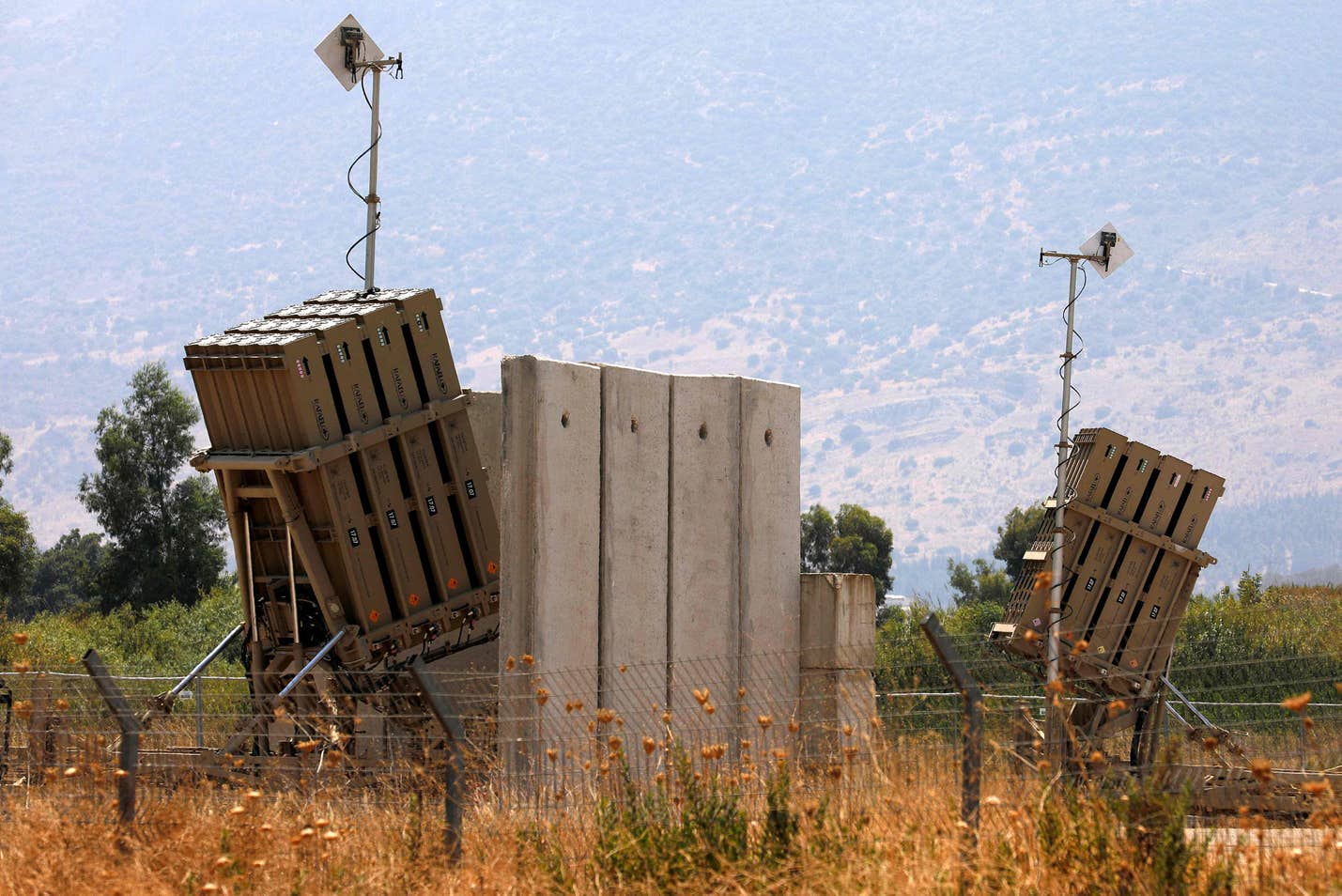 اسرائيل تعترض 10 صواريخ اطلقت من لبنان