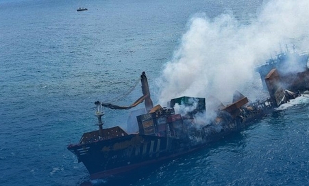 اليونان: غرق سفينة شحن بعد اصطدامها بجزر صخرية