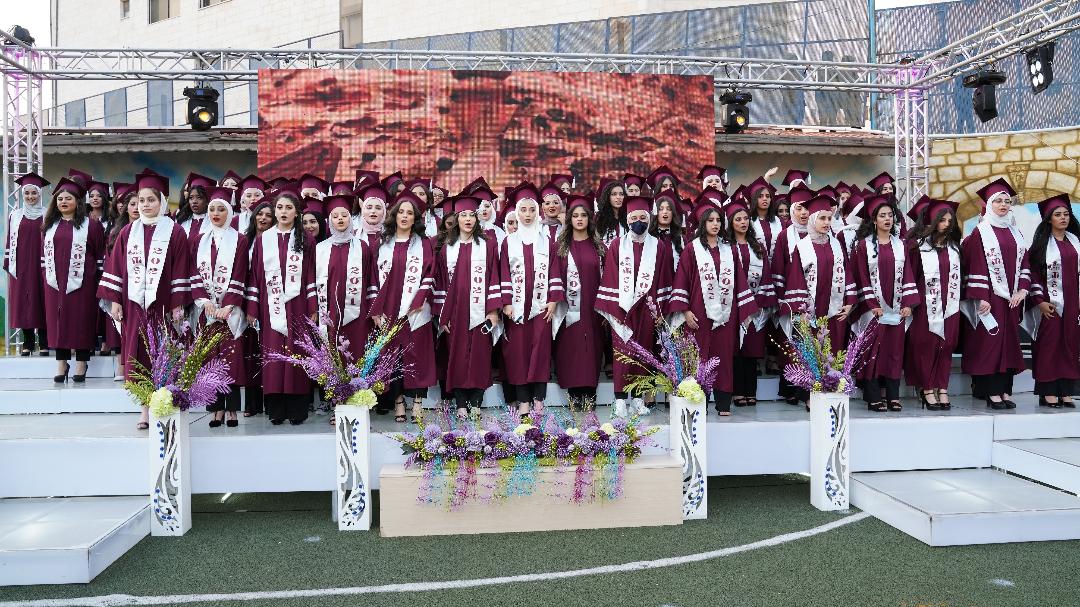 بالصور .. حفل تخريج الفوج الـ16 من طالبات الثانوية العامة في مدارس النظم الحديثة