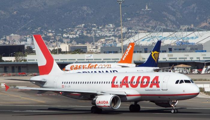 إعادة فتح مطار جزيرة لابالما الإسبانية بعد إغلاقه بسبب ثوران بركان