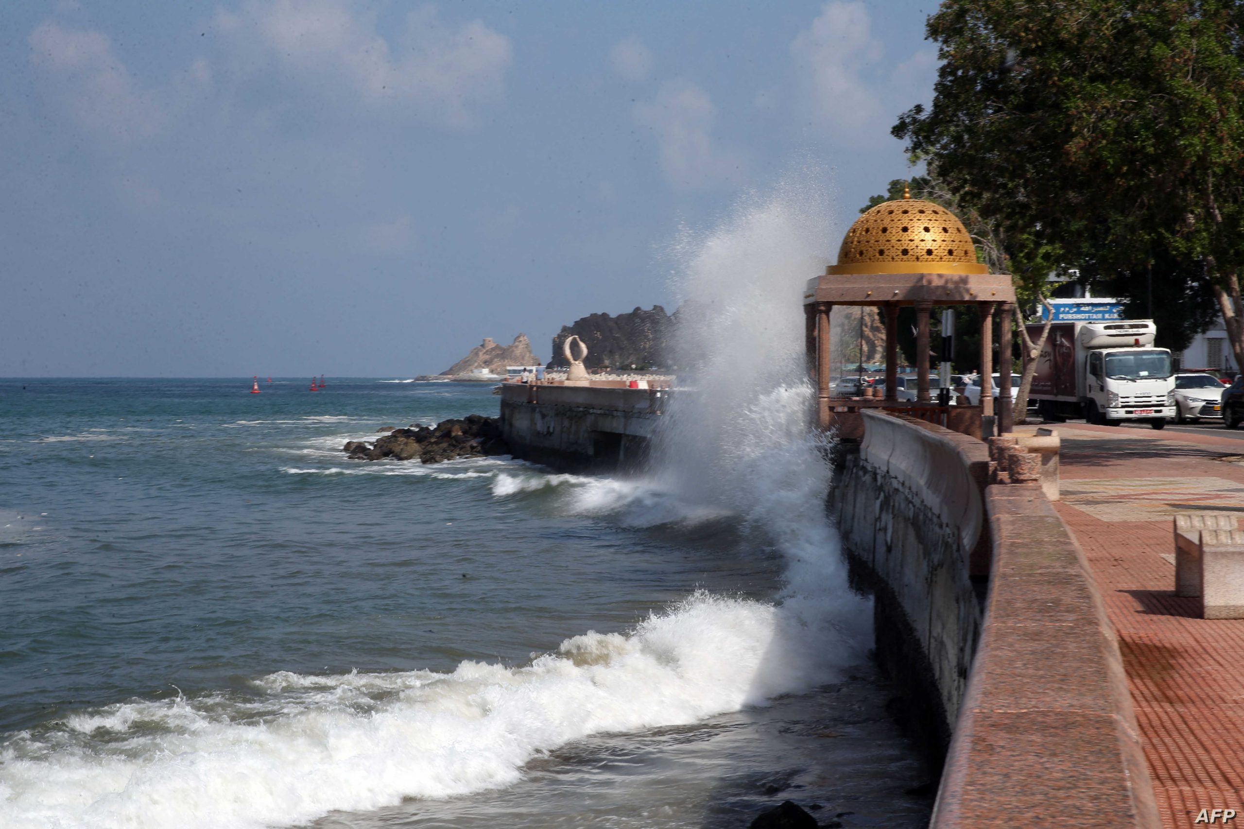 Strong waves break over a seaside promenade in the Omani capital Muscat on October 29, 2019. (Photo by MOHAMMED MAHJOUB / AFP)