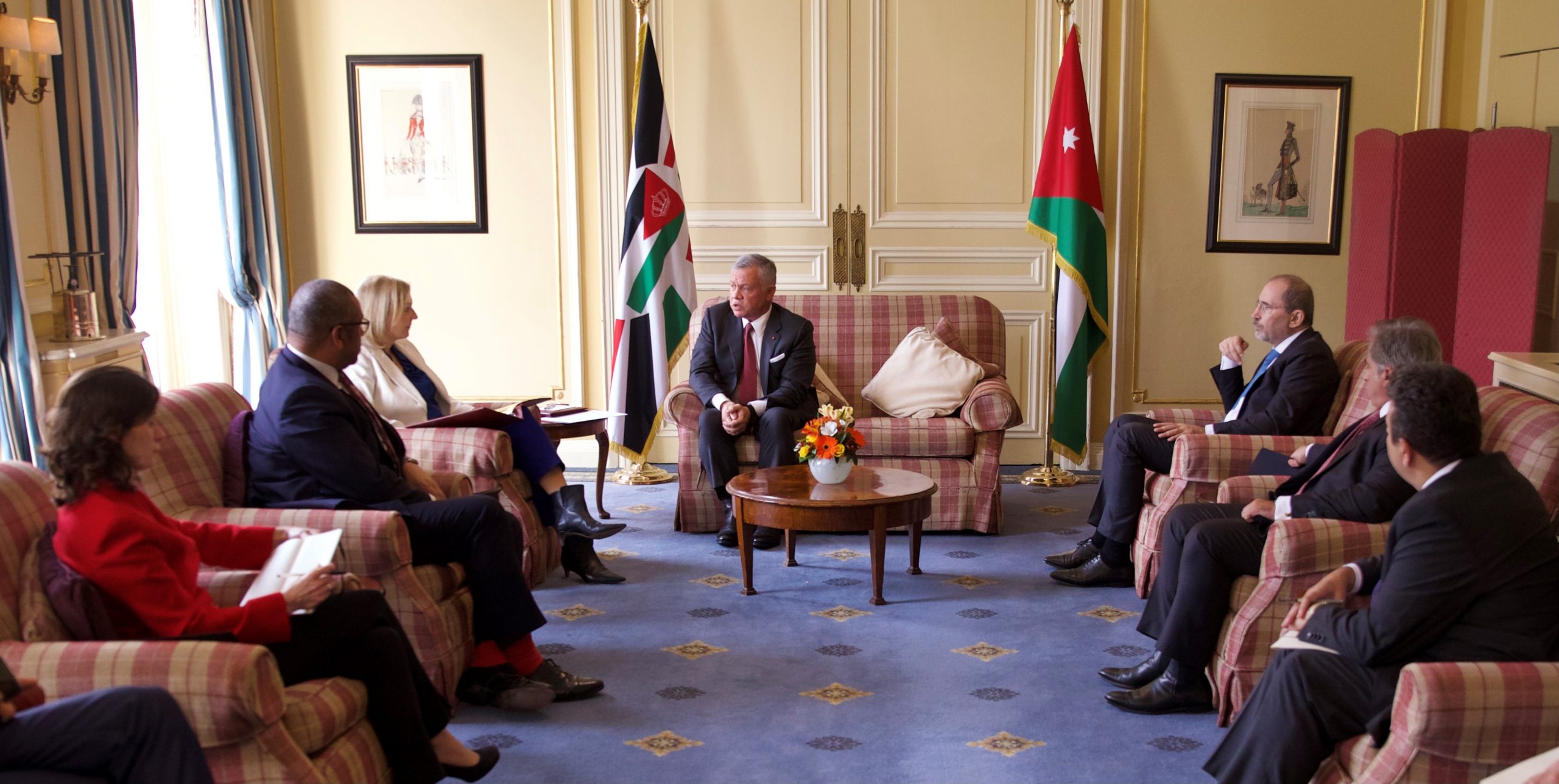 King meets with UK FM, calls for political solutions to regional crises