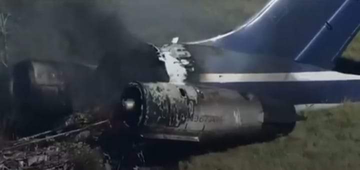 تحطم طائرة في هيوستن تقل ٢١ راكبا وإصابة شخص واحد.. فيديو