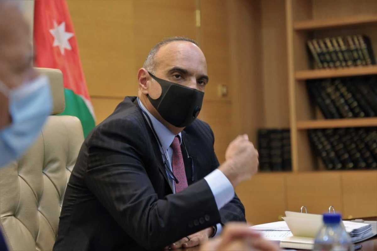 في ثاني استطلاع خلال العام الحالي ” الأردنيون لا يثقون بحكومة الخصاونة “